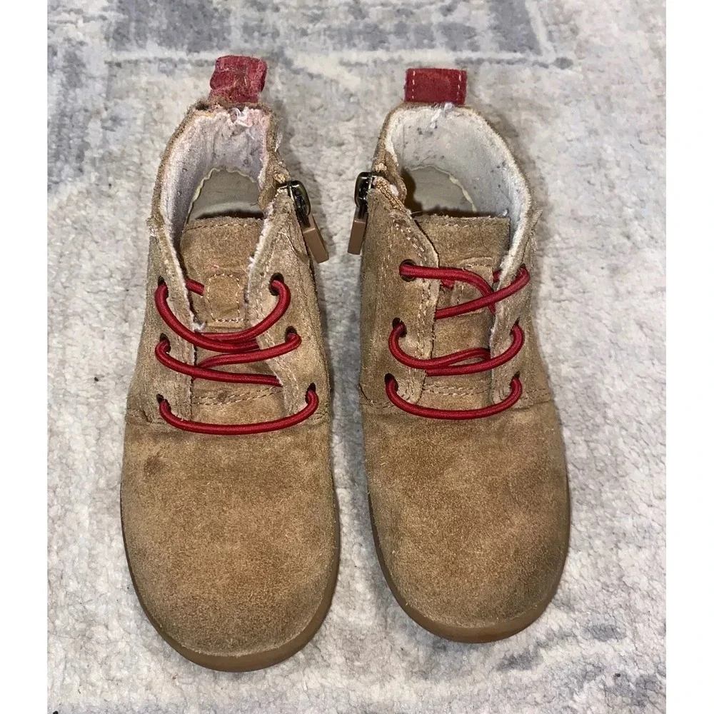 UGG‎ Kids' Kristjan Chukka Boot Beige Boys Size 10 Ankle Boots Suede